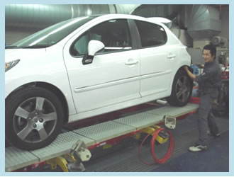 国内では数すくない高度な作業も可能なフレーム修正機を使っての車体修復も出来ます。